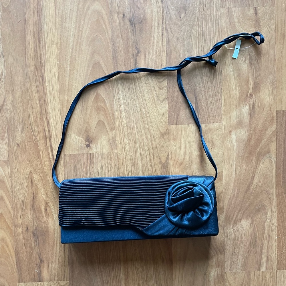 Black rose, pleated design crossbody bag